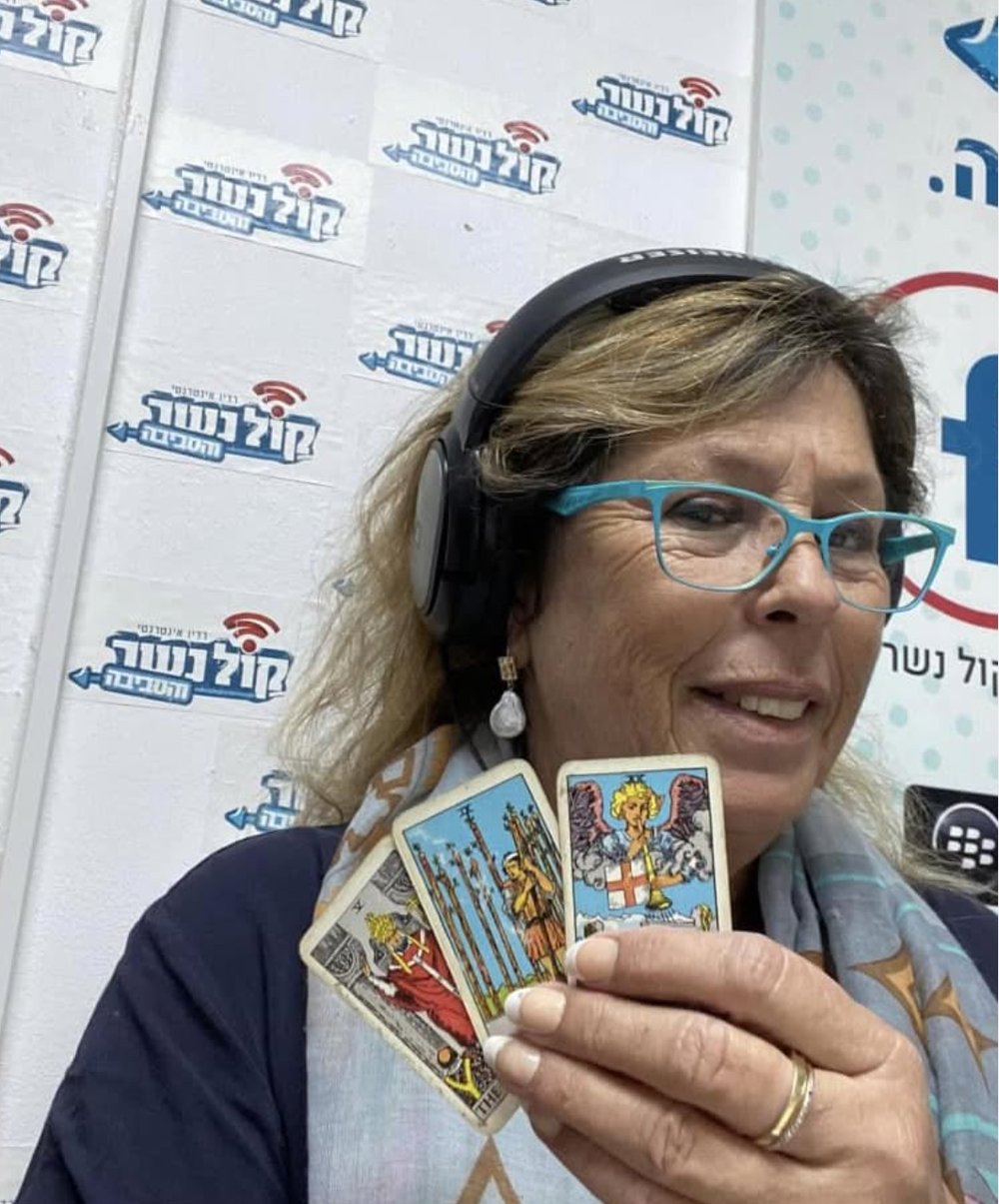 תמר גולדשטיין באולפן רדיו קול נשר עם קלפי טארוט