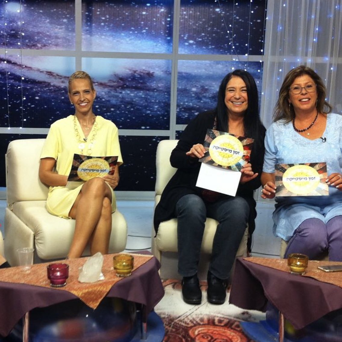תמר גולדשטיין עם המשתתפות בזמן מיסטיקה